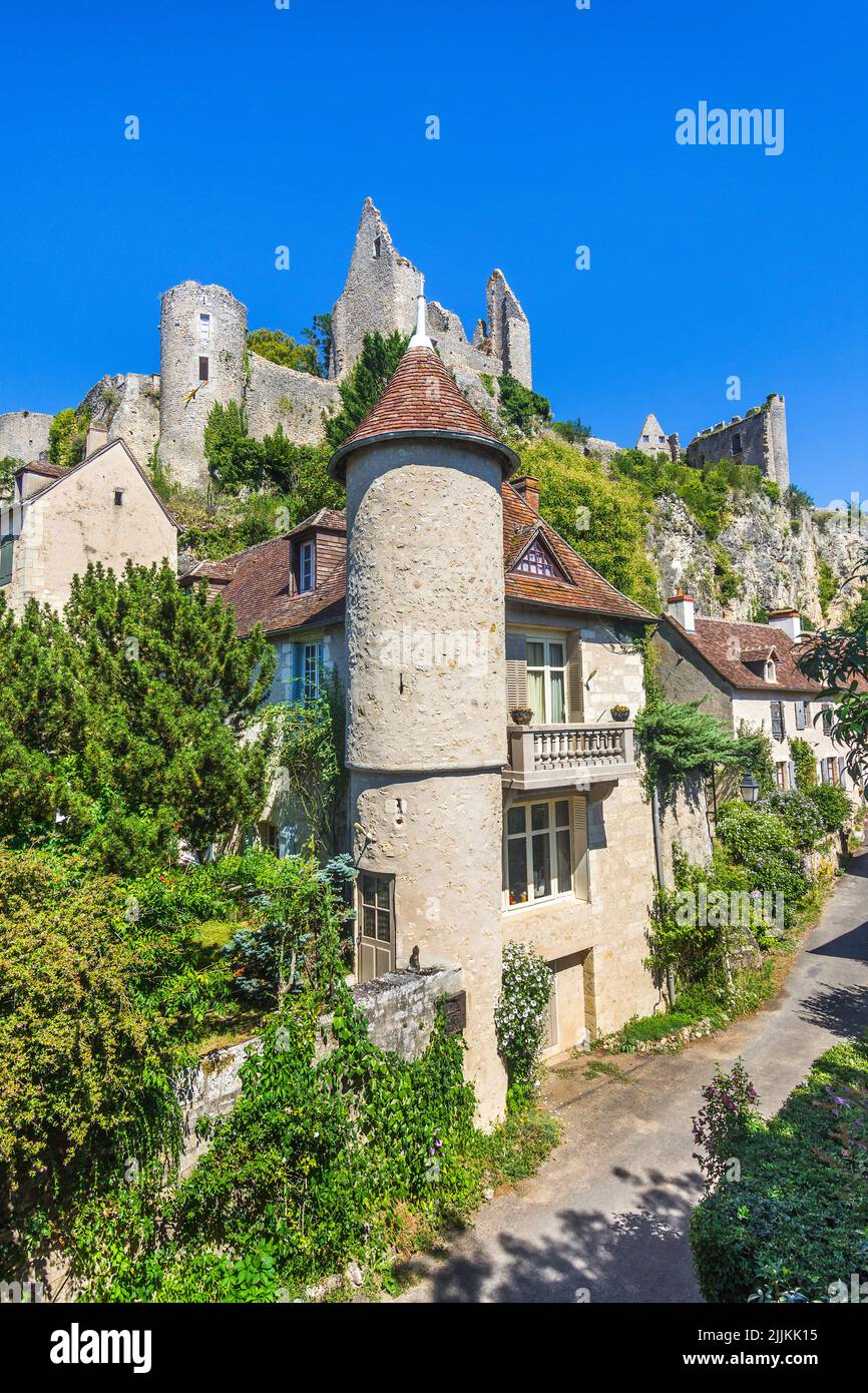 Casa tradizionale con torre rotonda ai piedi del castello in rovina in Angles-sur-l'Anglin, Vienne (86), Francia. Foto Stock