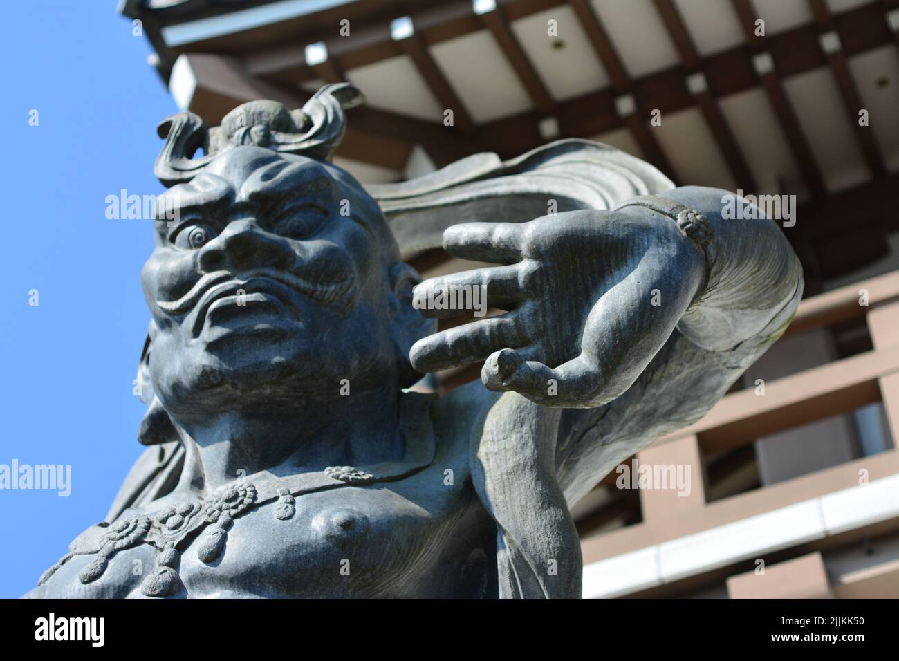 Un primo colpo di una statua di un antico tempio custode giapponese Foto Stock