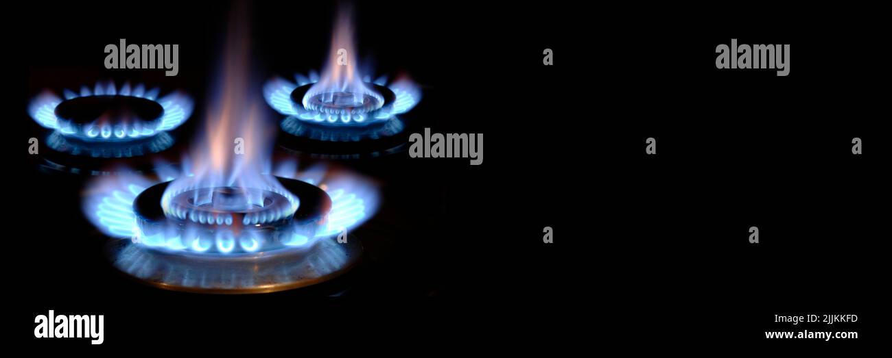 Gasflamme brennt auf einem Gasherd Foto Stock