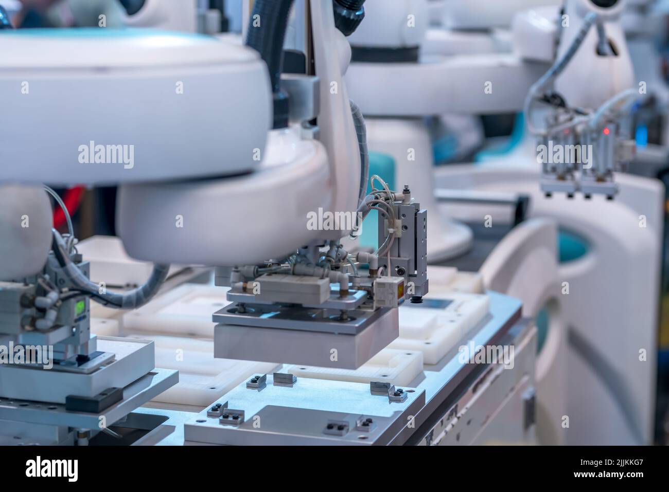 Un robot in sviluppo da utilizzare nella produzione di telefoni cellulari nel laboratorio scientifico di Chongqing, Cina Foto Stock