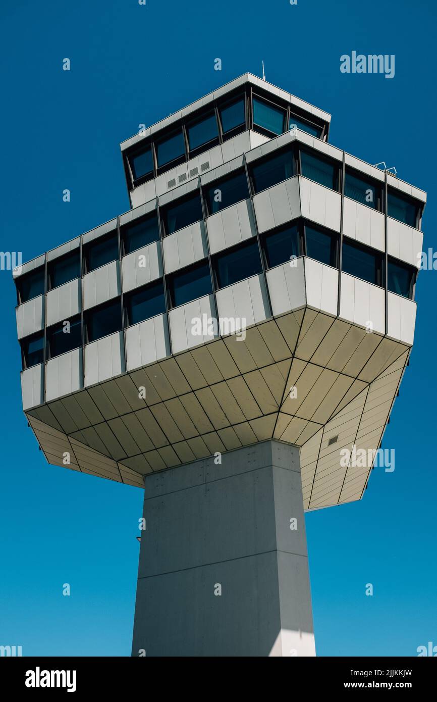 Una torre all'aeroporto di Berlino contro un cielo blu in una giornata di sole Foto Stock