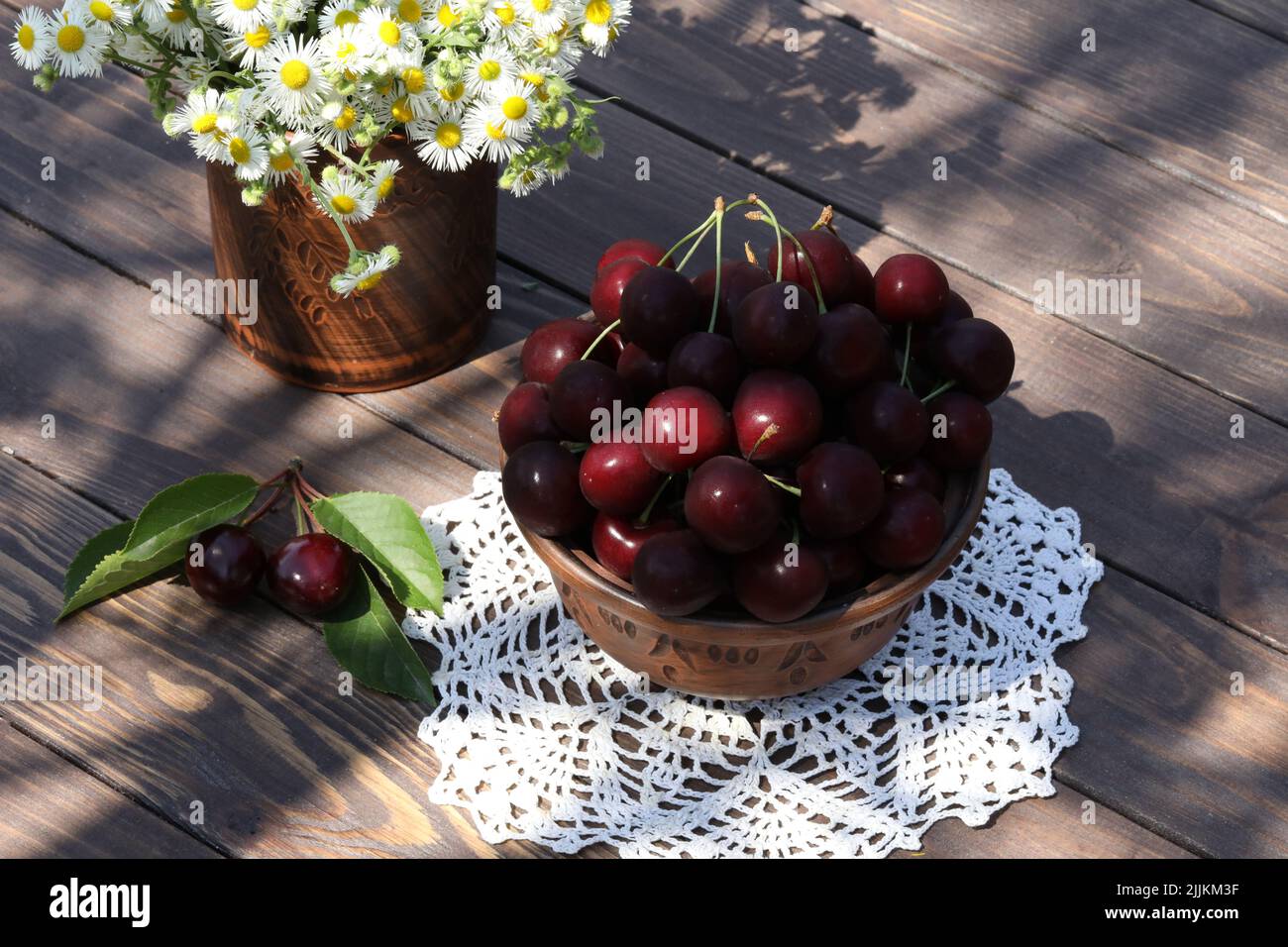 ciliegie dolci su tavola in legno in giardino Foto Stock
