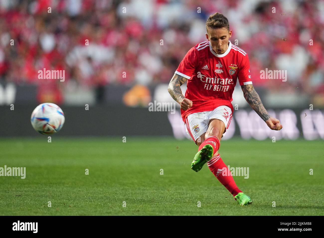 Lisbona, Portogallo. 25 luglio 2022, Alejandro Grimaldo di Benfica durante la partita pre-stagione friendly Eusebio Cup tra SL Benfica e Newcastle United FC disputata a Estadio da Luz il 25 luglio 2022 a Lisbona, Portogallo. (Foto di Bagu Blanco / PRESSINPHOTO) Foto Stock