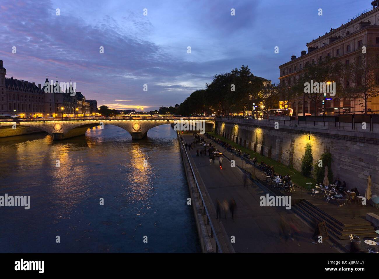 Una bella vista del ponte Pont au Change a Parigi in serata, Francia Foto Stock