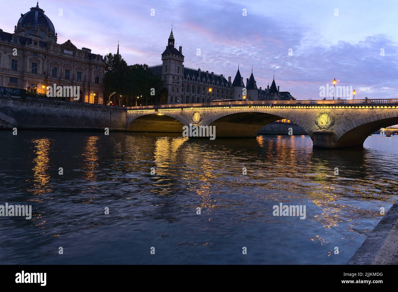 Il colpo laterale di un ponte Pont au Change a Parigi in serata, Francia Foto Stock