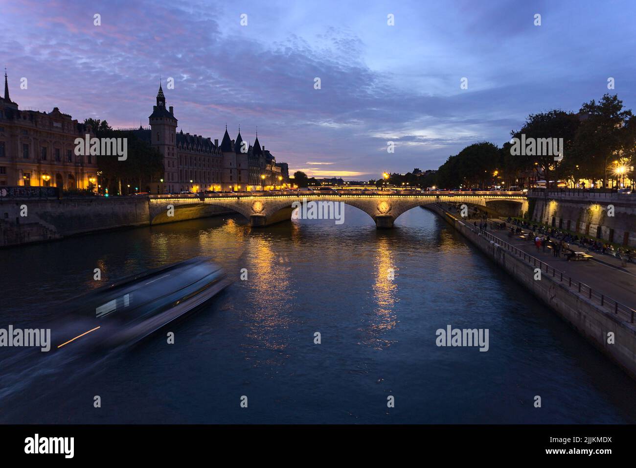 Una bella vista del ponte Pont au Change a Parigi in serata, Francia Foto Stock