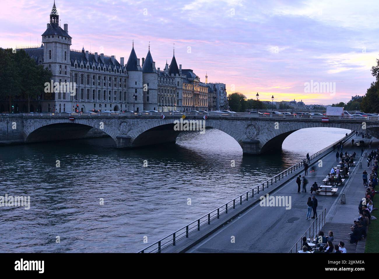 La bella foto del ponte Pont au Change a Parigi in serata, Francia Foto Stock