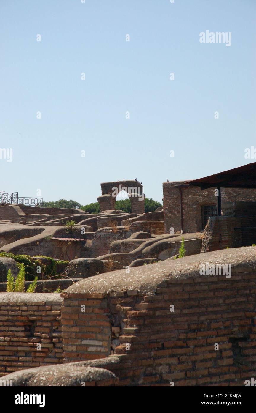 Le antiche rovine storiche del sito archeologico di Ostia Antica in Italia Foto Stock