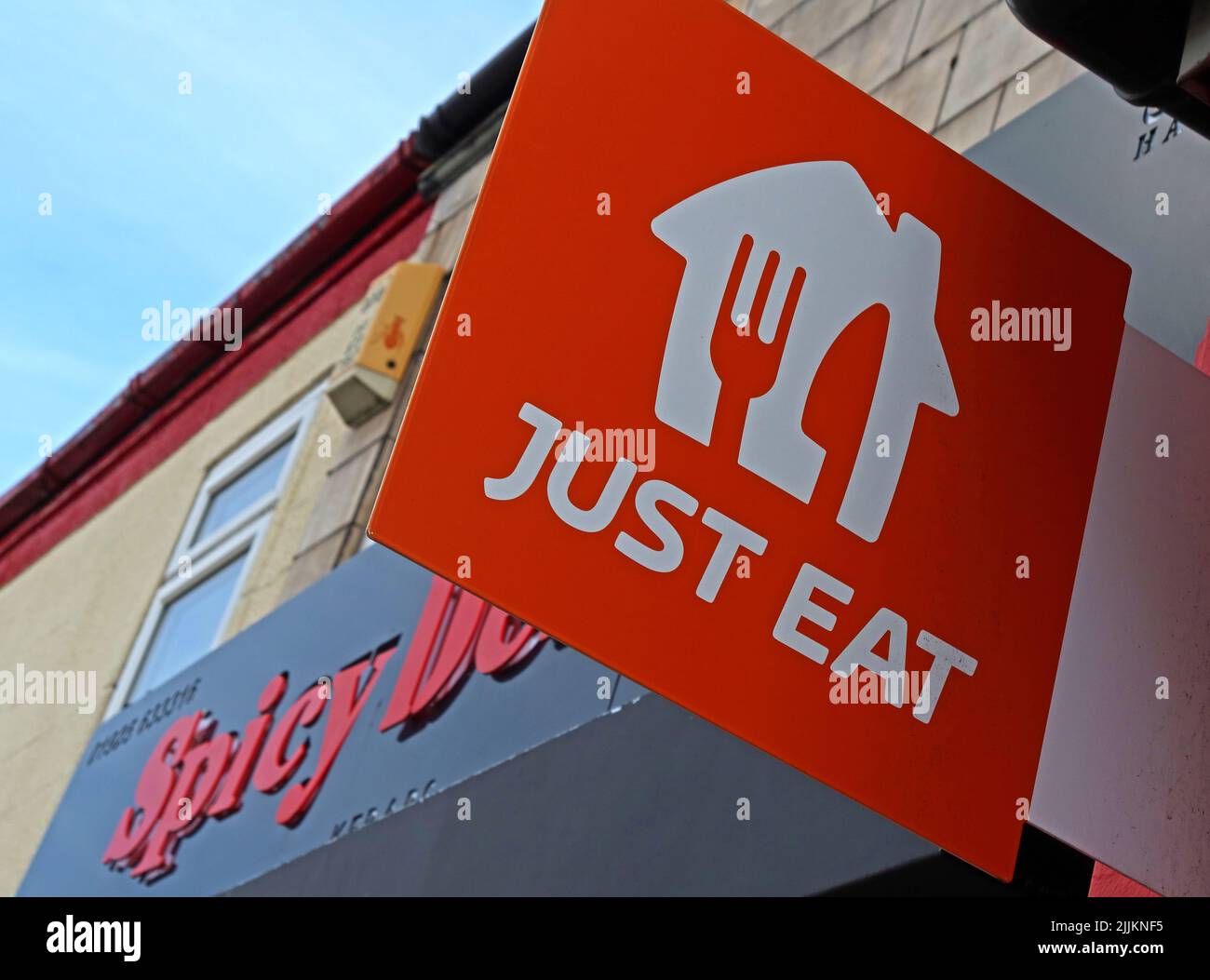 Just Eat logo rosso su un negozio di alimentari da asporto, Lovely Lane, warrington, Cheshire, Regno Unito Foto Stock
