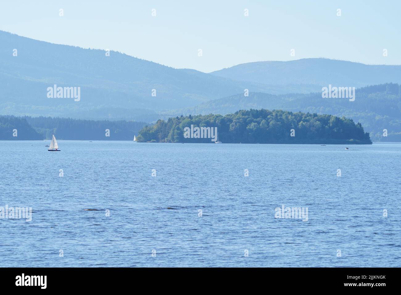 Una giornata di sole sulle acque del bacino di Lipno nella Repubblica Ceca Foto Stock