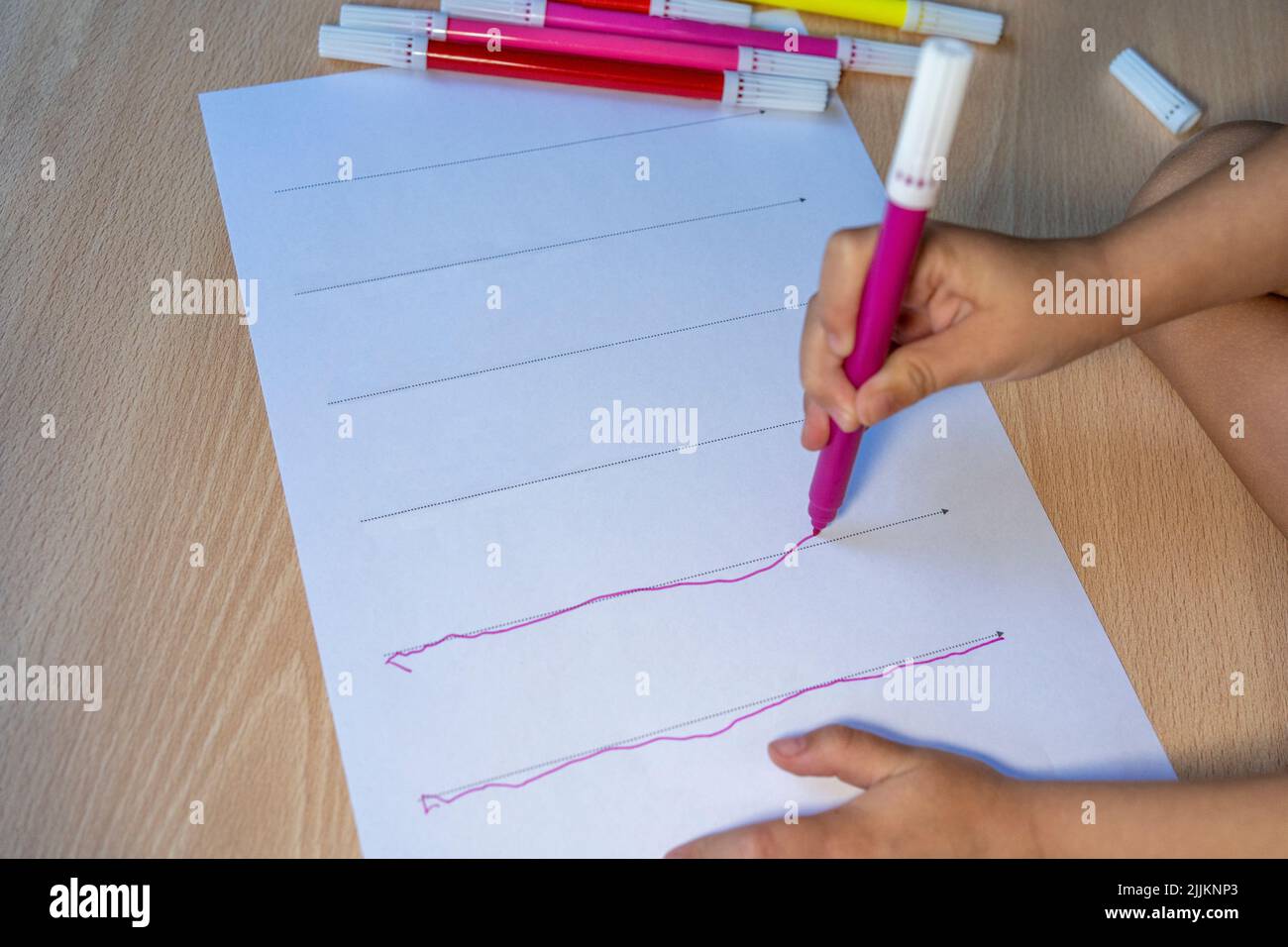 Foglio di lavoro preschool per esercitarsi bene l'abilità del motore. Foto Stock