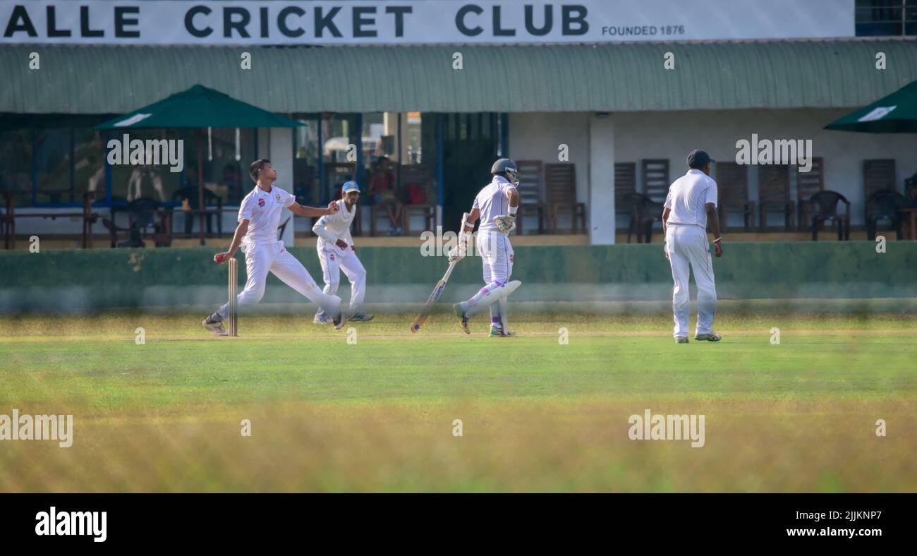 Galle, Sri Lanka - 02 03 2022: I cricketers della scuola che giocano una partita di prova della sfera rossa nel campo del randello del cricket di Galle. Foto Stock