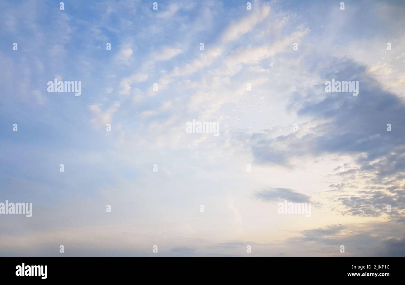 Splendido sfondo di colori pastello con cielo, nuvole e luce solare Foto Stock