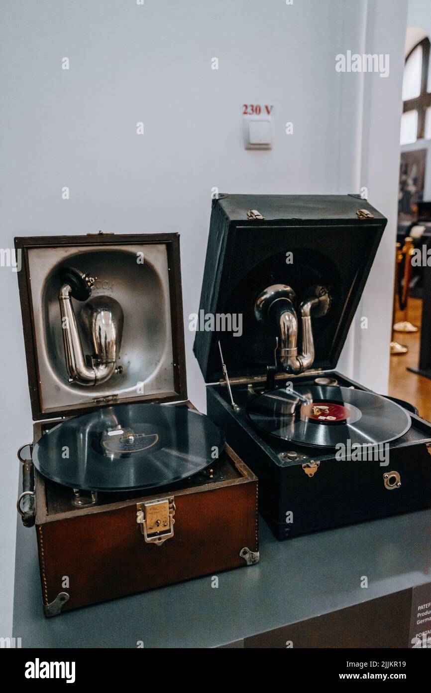 Vecchi pezzi storici in un museo di Iasi Romania Foto Stock