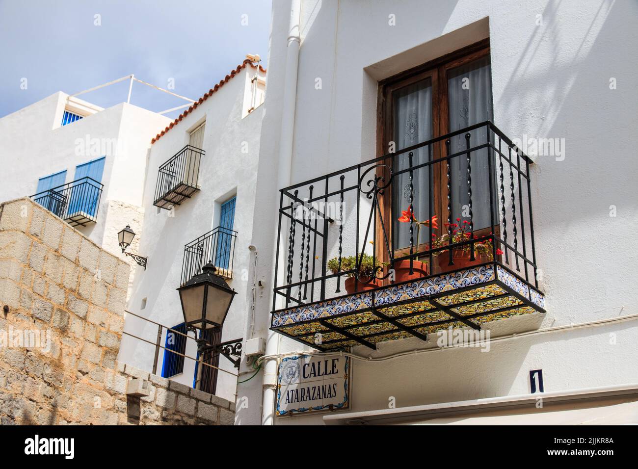 Un angolo basso degli edifici e balcone sulla strada di Calle Atarazanas a Malaga, Spagna Foto Stock