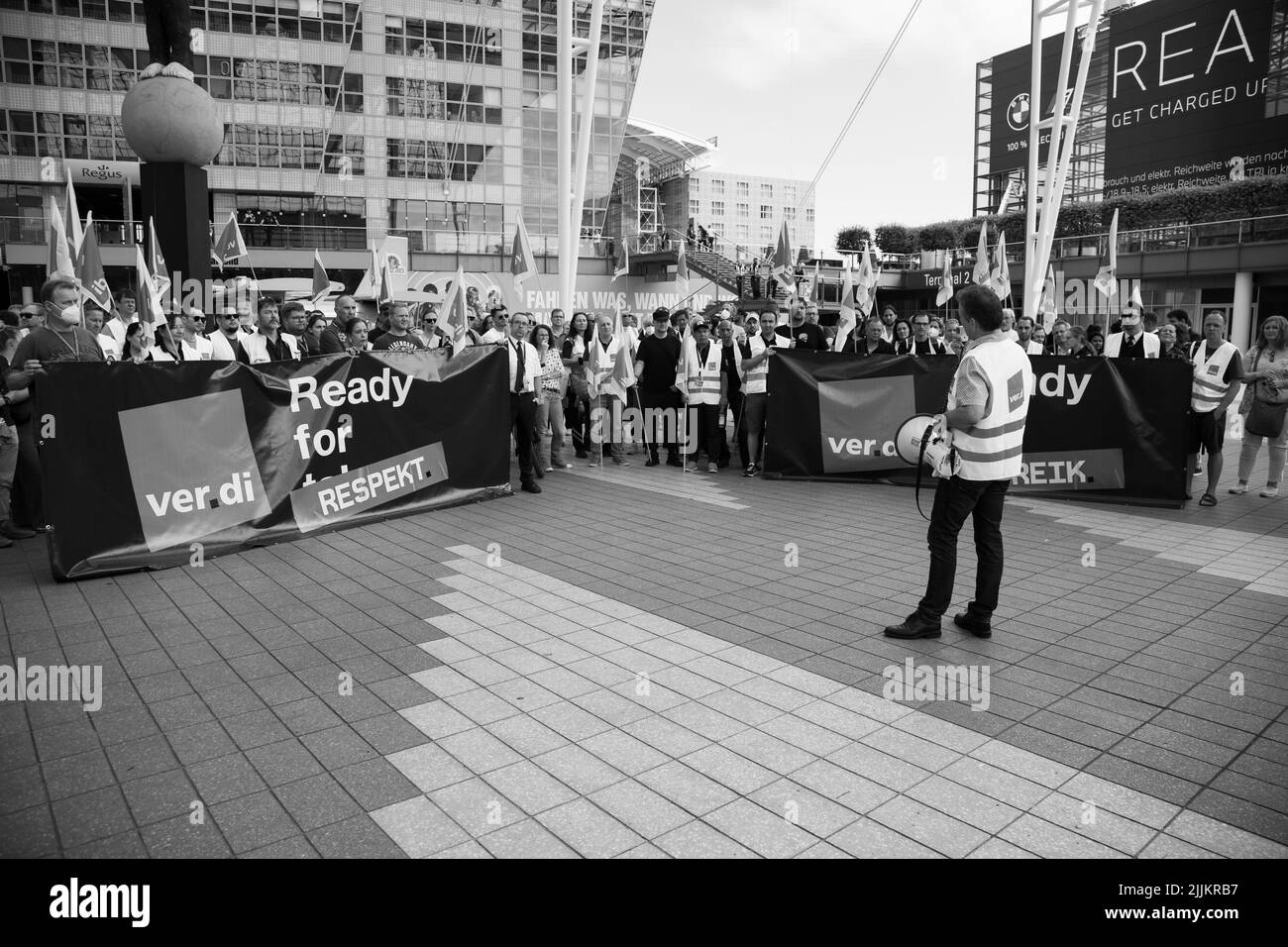 Monaco di Baviera, Germania. 27th luglio 2022. Il 27 luglio 2022 circa 200 dipendenti Lufthansa hanno partecipato a un raduno di Verdi Strike all'aeroporto di Monaco. Ver.di ha chiesto lo sciopero di avvertimento per lottare per migliori condizioni di lavoro e salari più elevati per 20,000 dipendenti Lufthansa in tutta la Germania. (Foto di Alexander Pohl/Sipa USA) Credit: Sipa USA/Alamy Live News Foto Stock