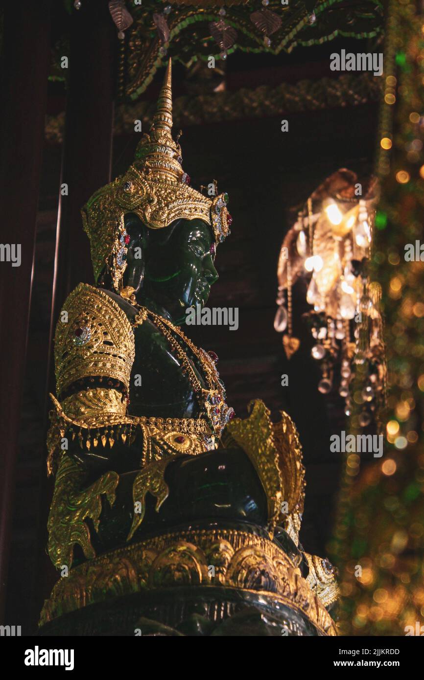Un Buddha verde smeraldo all'interno di un tempio, la Thailandia Foto Stock