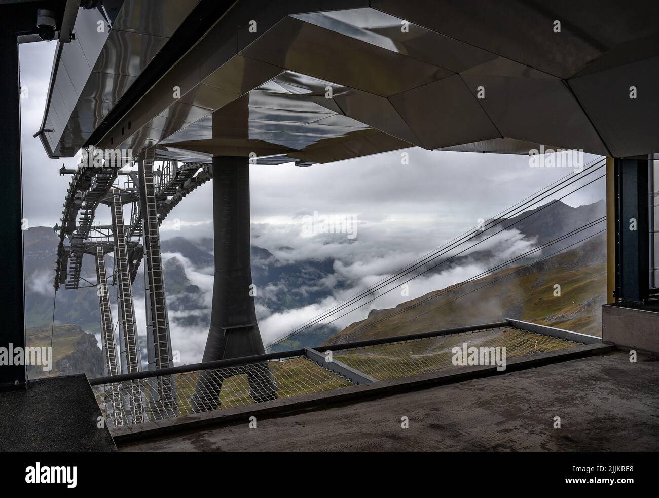 Vista su una stazione della funivia lungo il percorso da Engelberg al Monte Titlis in Svizzera Foto Stock