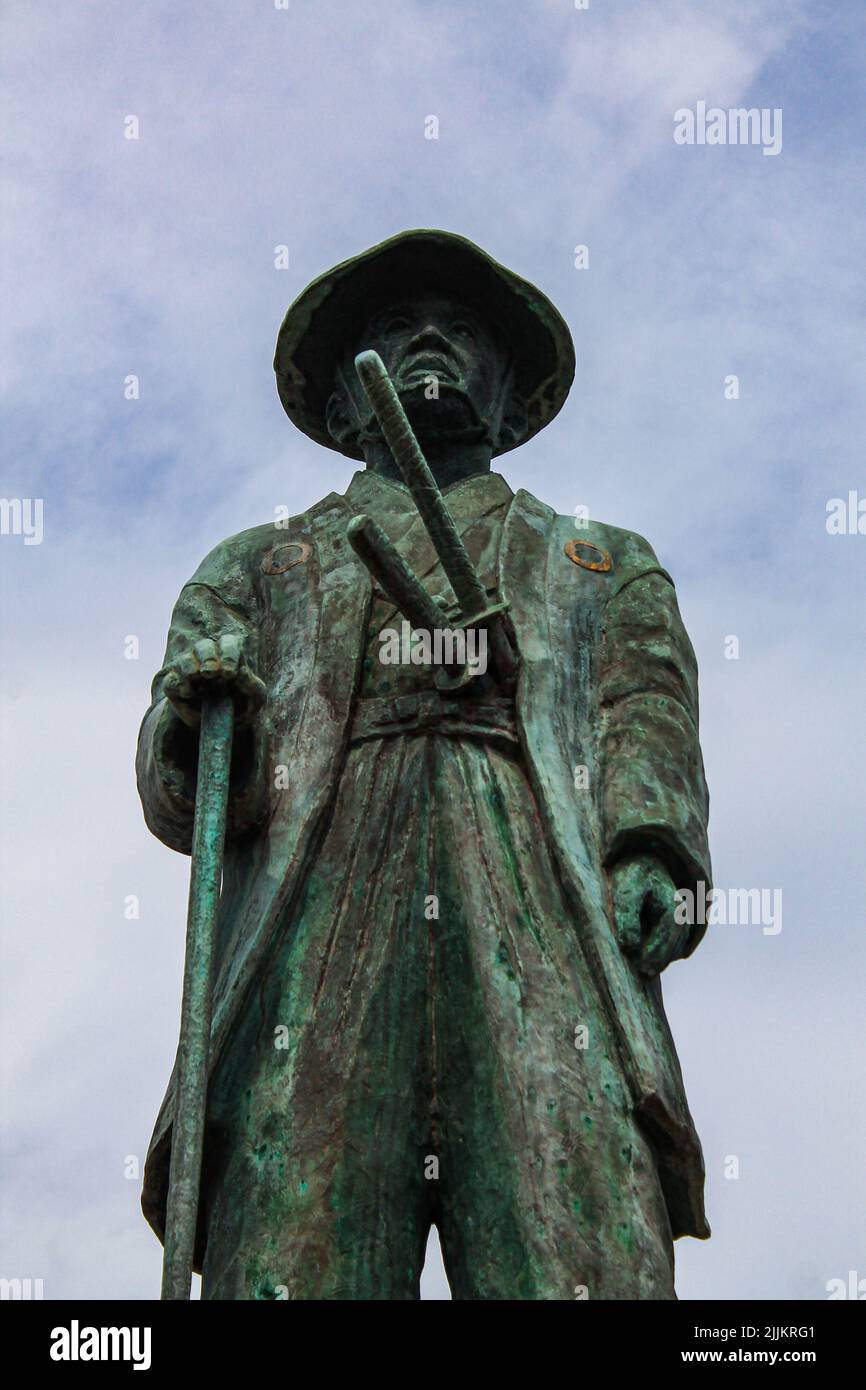 Un colpo verticale di una vecchia statua di Samurai a Kyoto, Giappone Foto Stock