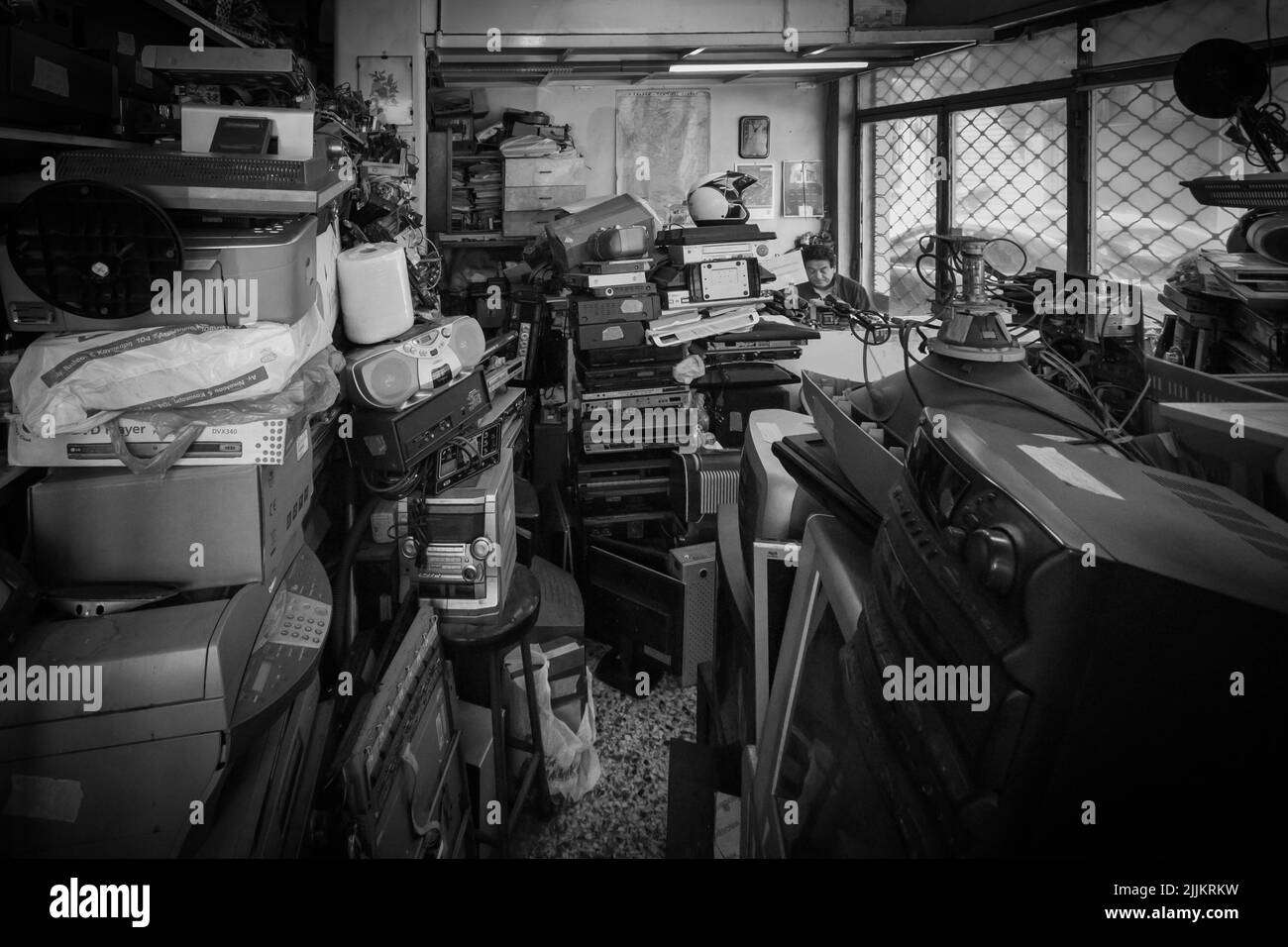 Una bella foto di un vecchio negozio di riparazione elettronica nel centro di Patrasso Foto Stock