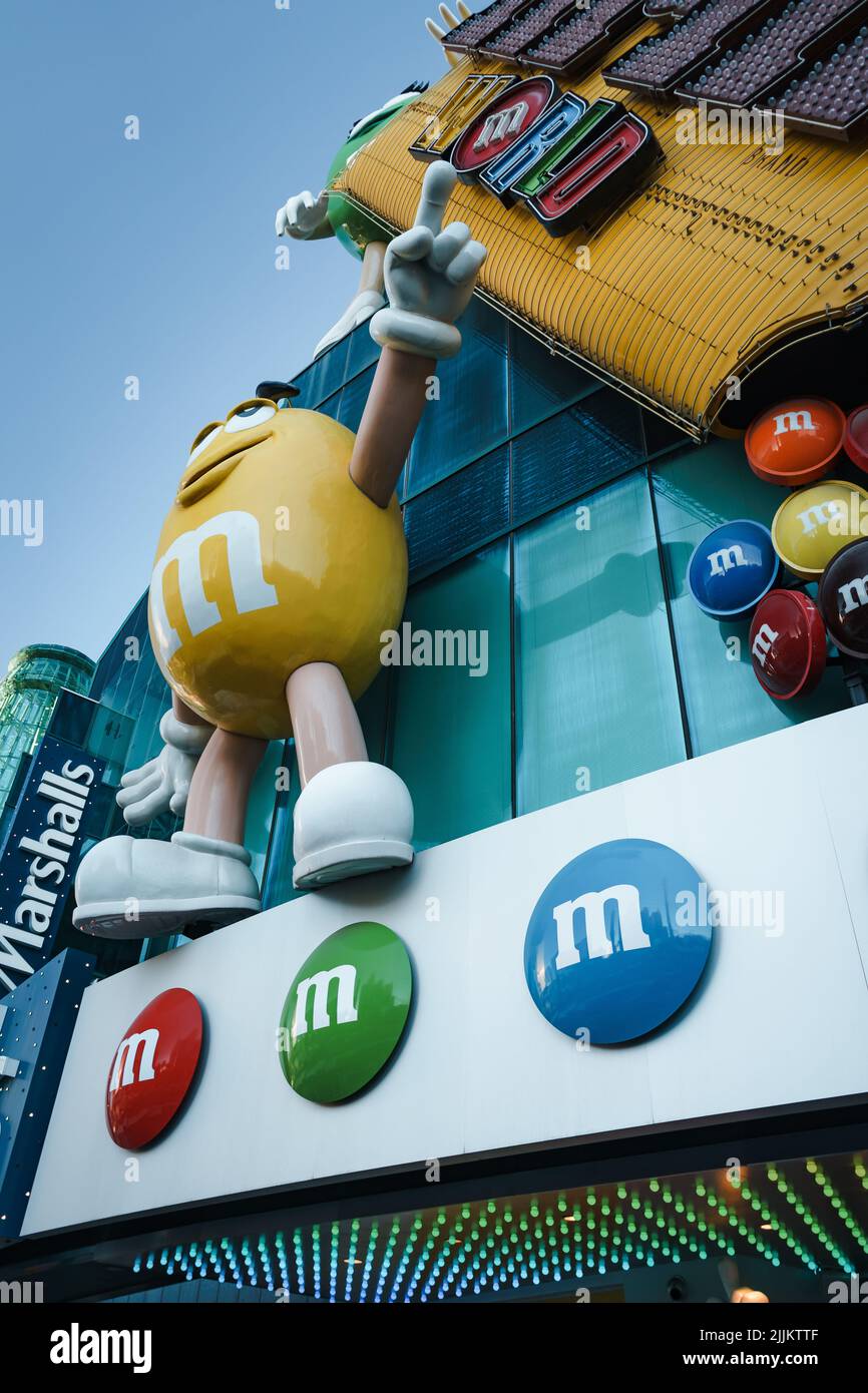 Una foto verticale della facciata del negozio M&MS a Las Vegas Foto Stock