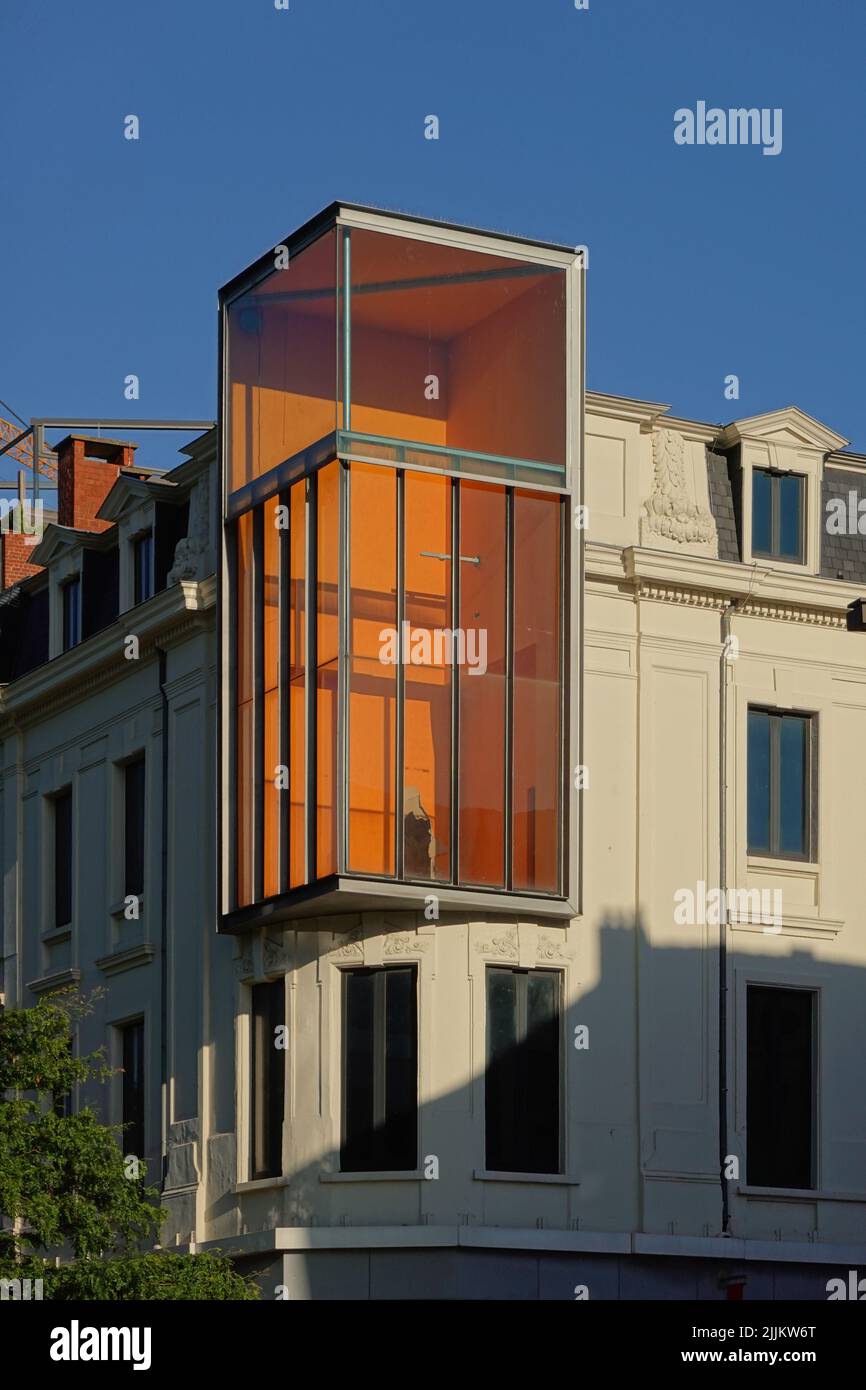 Antwerpen, Glasvitrine auf einem Altbau // Antwerp, costruzione di vetro in un vecchio edificio Foto Stock