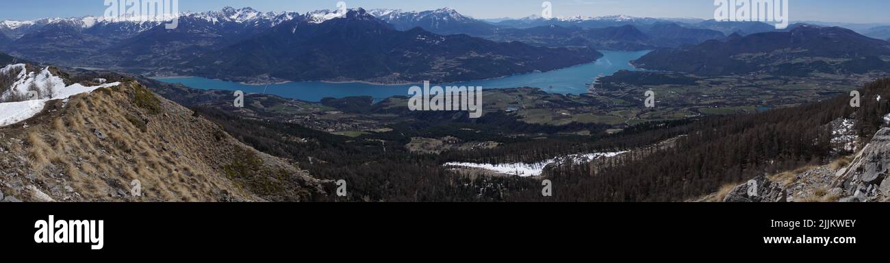 vista panoramica del lago di serre poncon le alpi francia Foto Stock