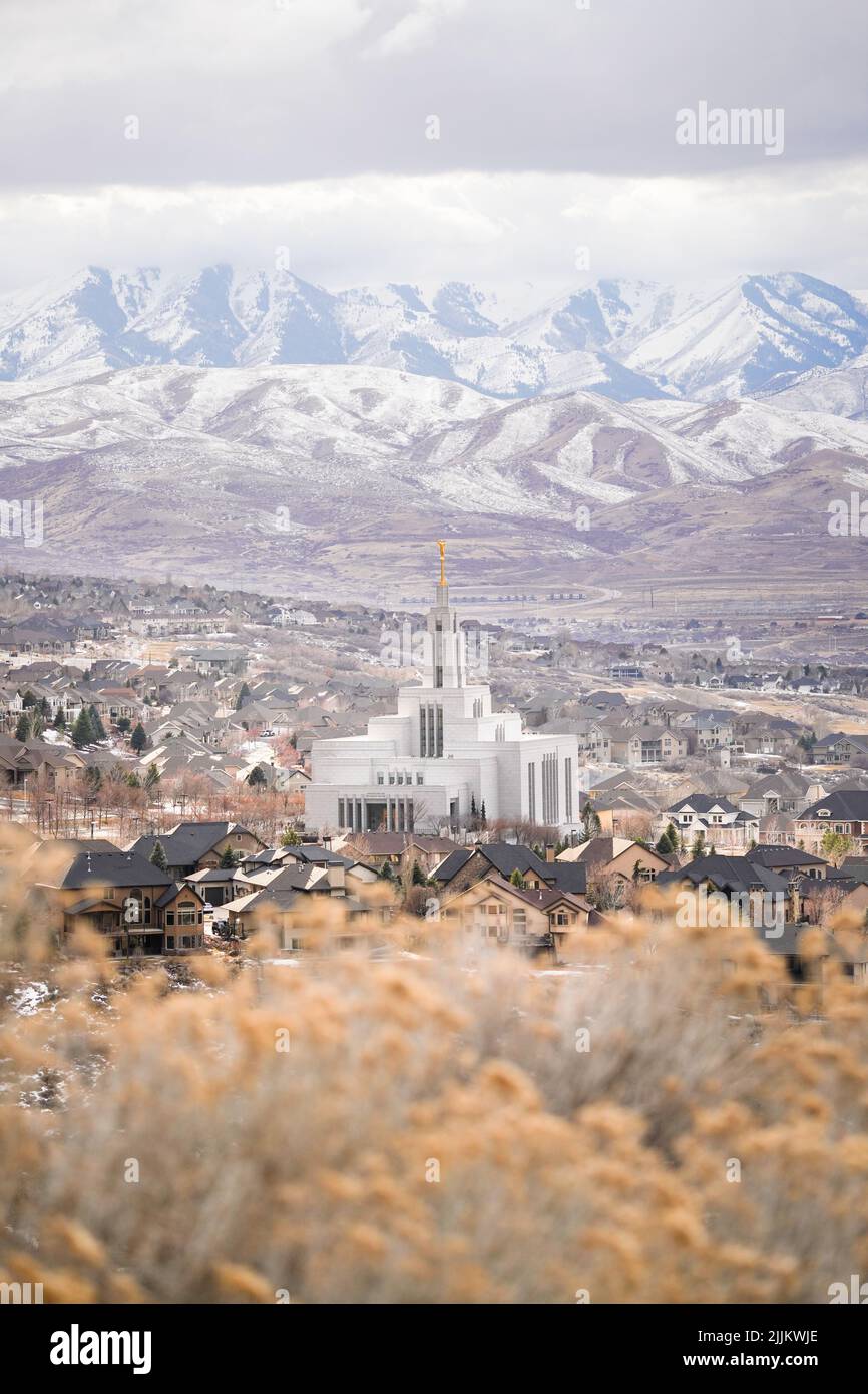Un colpo verticale del Tempio di Draper Utah circondato da case Foto Stock