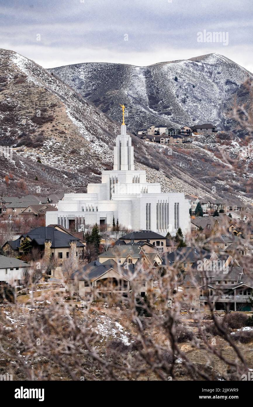 Un colpo verticale del Tempio di Draper Utah circondato da case Foto Stock