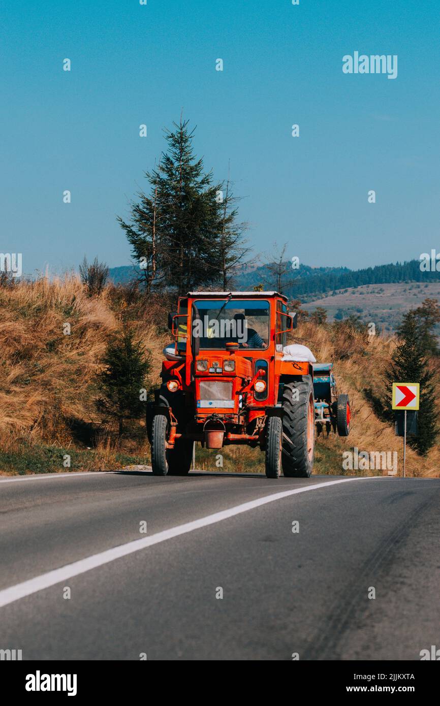 Un trattore agricolo su una strada nazionale nei pressi di Sfantu Gheorghe Foto Stock