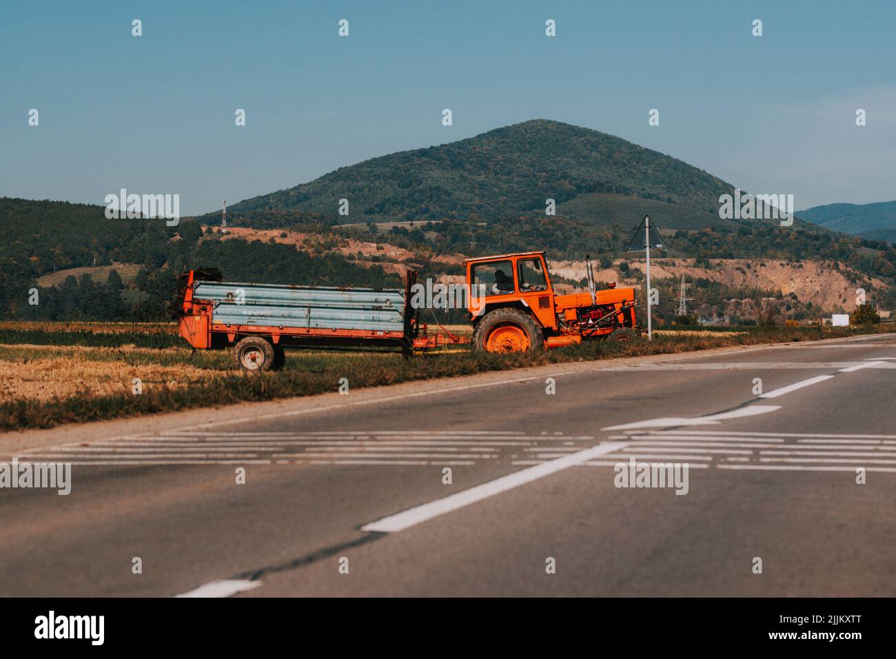 Un trattore agricolo su una strada nazionale nei pressi di Sfantu Gheorghe Foto Stock