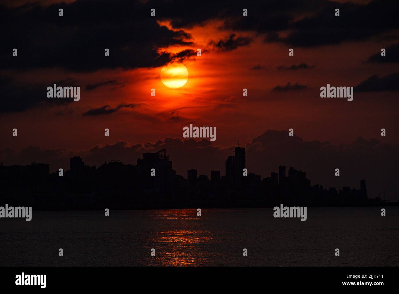 Il bellissimo tramonto nel cielo notturno di Beirut Foto Stock