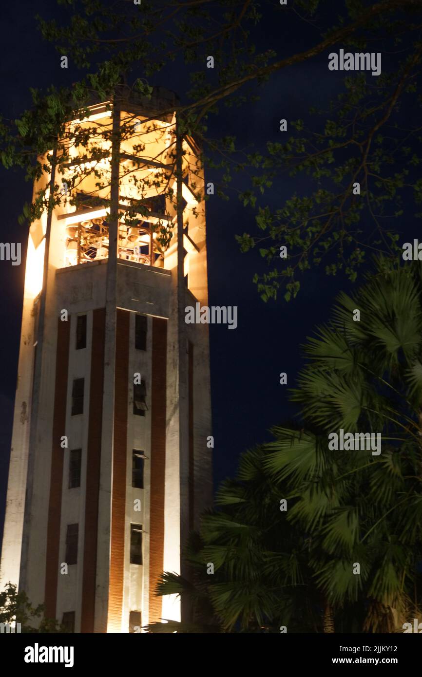 Un colpo verticale della Torre Carillon, l'Università delle Filippine, a Diliman, Quezon City, di notte Foto Stock