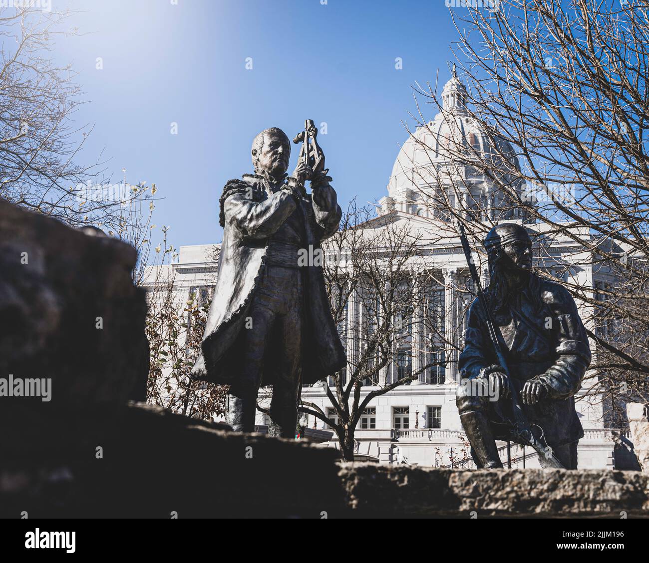 Alcune sculture accanto ad alcuni alberi senza frondoli sullo sfondo del Campidoglio dello Stato del Missouri a Jefferson City. Foto Stock