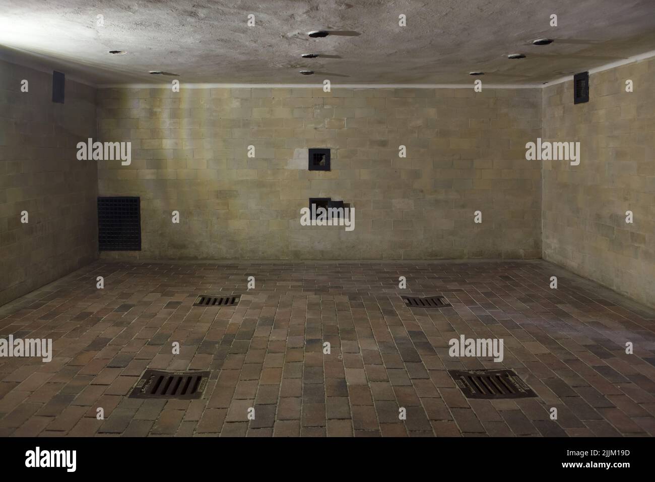 Camera a gas mascherata come il Brausebad (bagno doccia) nel grande crematorio (Barrack X) nell'ex campo di concentramento di Dachau (Konzentrationslager Dachau), ora il sito commemorativo del campo di concentramento di Dachau (KZ-Gedenkstätte Dachau) a Dachau, vicino Monaco di Baviera, Germania. Il grande crematorio è stato eretto tra maggio 1942 e aprile 1943. Il crematorio è stato servito sia come impianto di uccisione che per rimuovere i morti. Ma la camera a gas non è stata utilizzata per omicidi di massa. I superstiti hanno testimoniato che le SS hanno tuttavia assassinato singoli prigionieri e piccoli gruppi qui usando gas velenosi. Foto Stock
