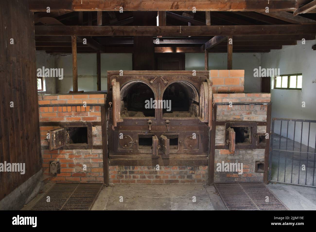Forni del vecchio crematorio nell'ex campo di concentramento di Dachau (Konzentrationslager Dachau), ora il sito commemorativo del campo di concentramento di Dachau (KZ-Gedenkstätte Dachau) a Dachau, vicino Monaco di Baviera, Germania. Il crematorio è stato costruito nell'estate del 1940, dopo l'arrivo dei prigionieri stranieri e il tasso di mortalità notevolmente aumentato. Il crematorio era in funzione fino all'aprile 1943 circa. Durante questo periodo sono stati cremati qui circa 11.000 prigionieri. Foto Stock