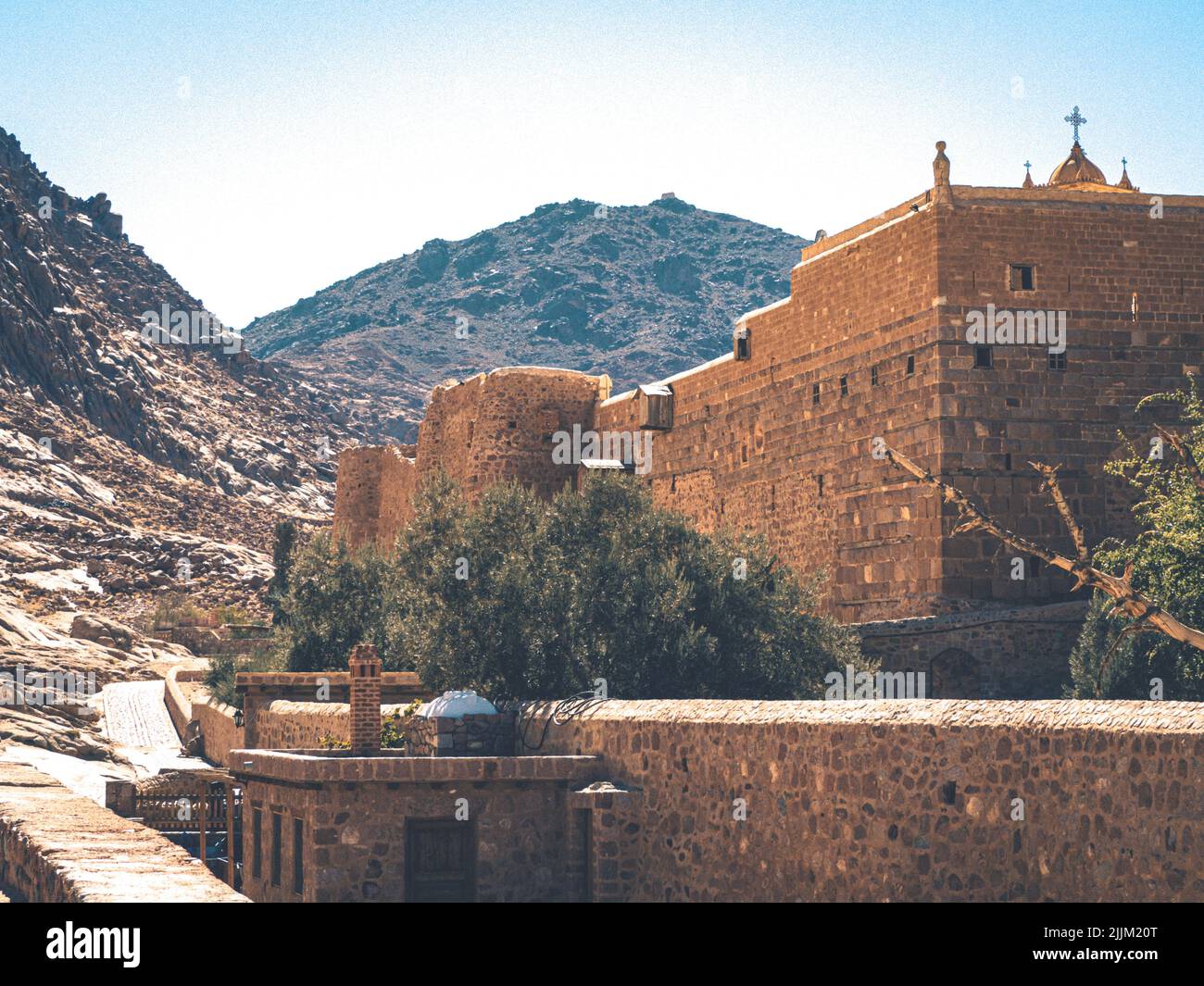 Un monastero con uno sfondo di una catena montuosa Foto Stock