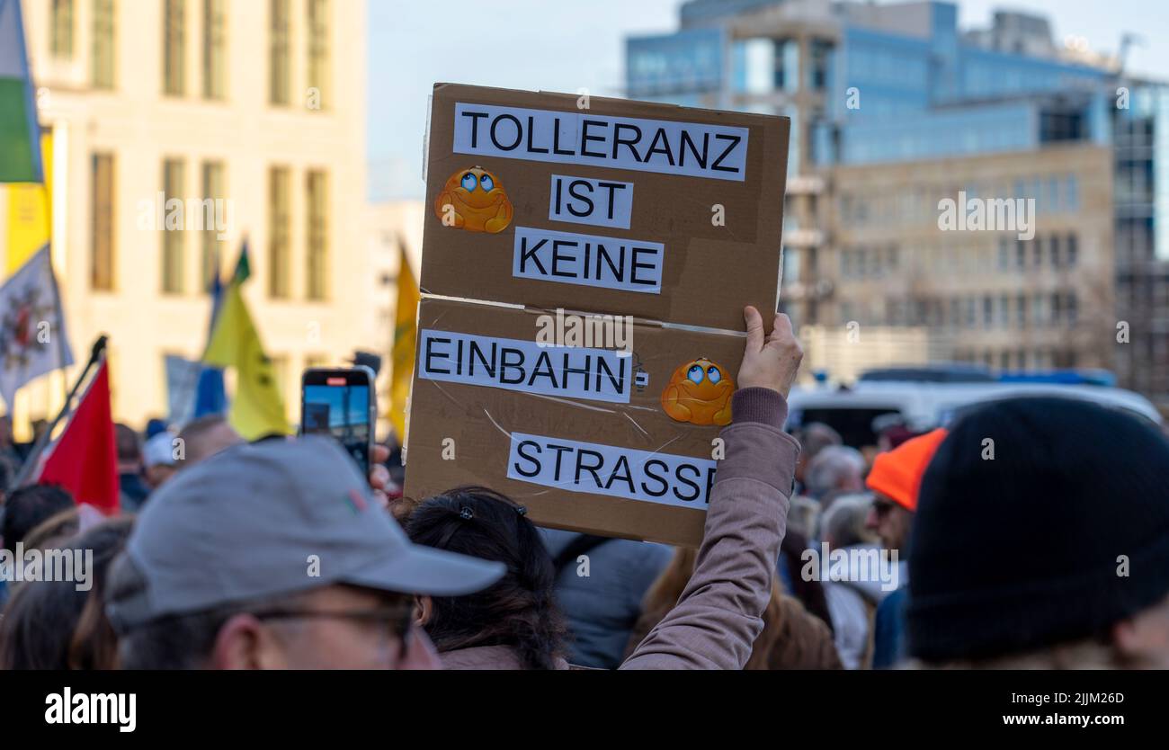 Lipsia, Germania - 06 novembre 2021: "La tolleranza non è una via a senso unico” è scritta su un cartello durante una dimostrazione contro le misure corona Foto Stock
