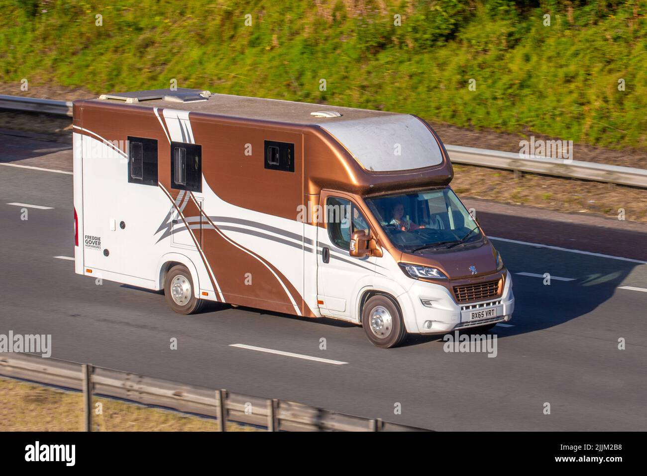 2015 White Brown PEUGEOT Boxer HDi 435 L3H2 furgone professionale P/V da pannello. Motore diesel da 2198 cc; viaggiando sull'autostrada M6, Regno Unito Foto Stock