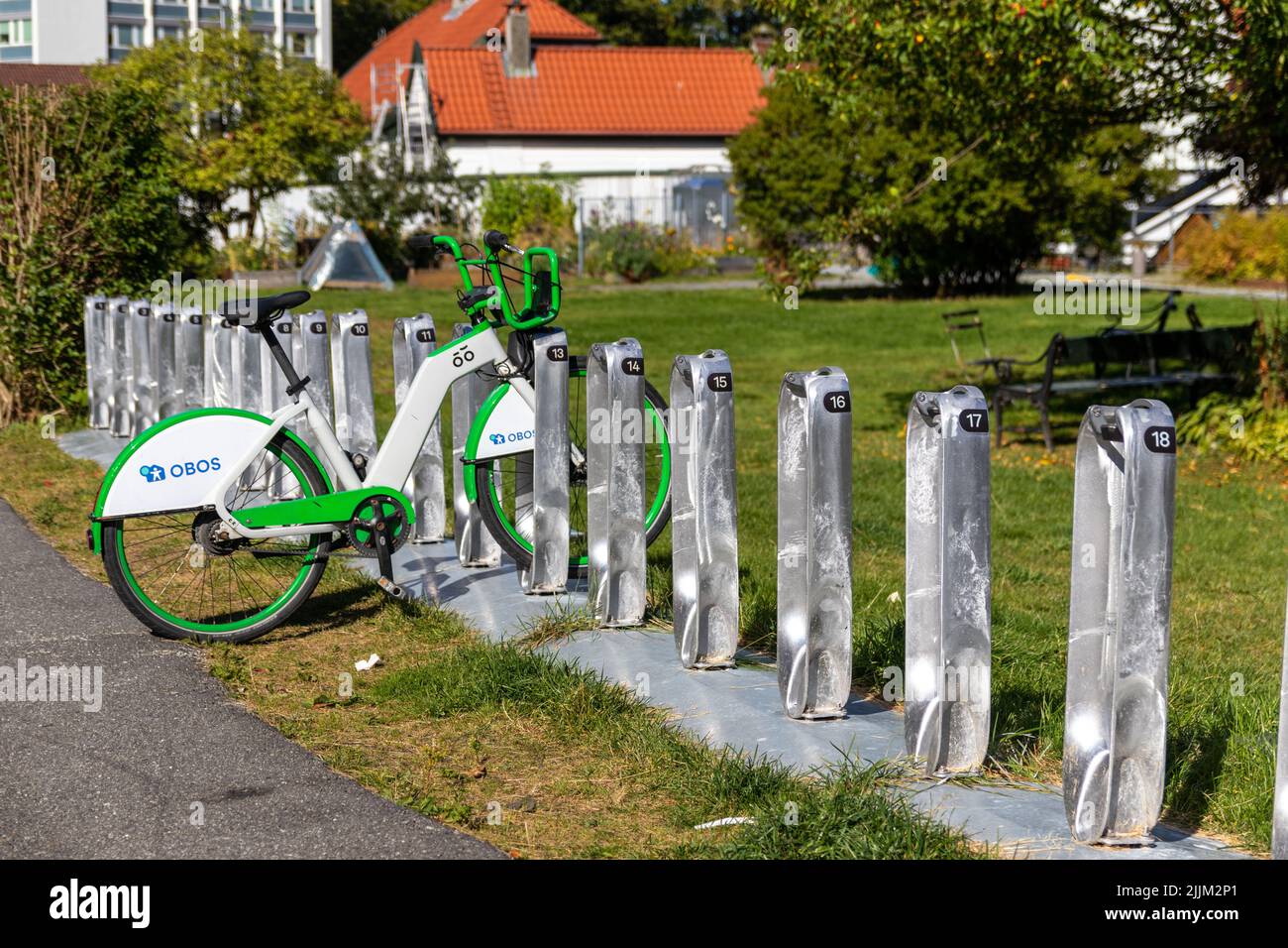 Una bici verde parcheggiata sul banco di noleggio a Bergen, Norvegia Foto Stock