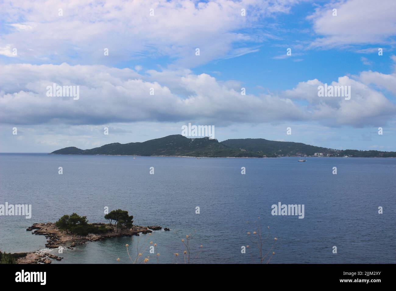 Una vista ipnotica del mare Adriatico in Croazia, vicino Dubrovnik. Foto Stock