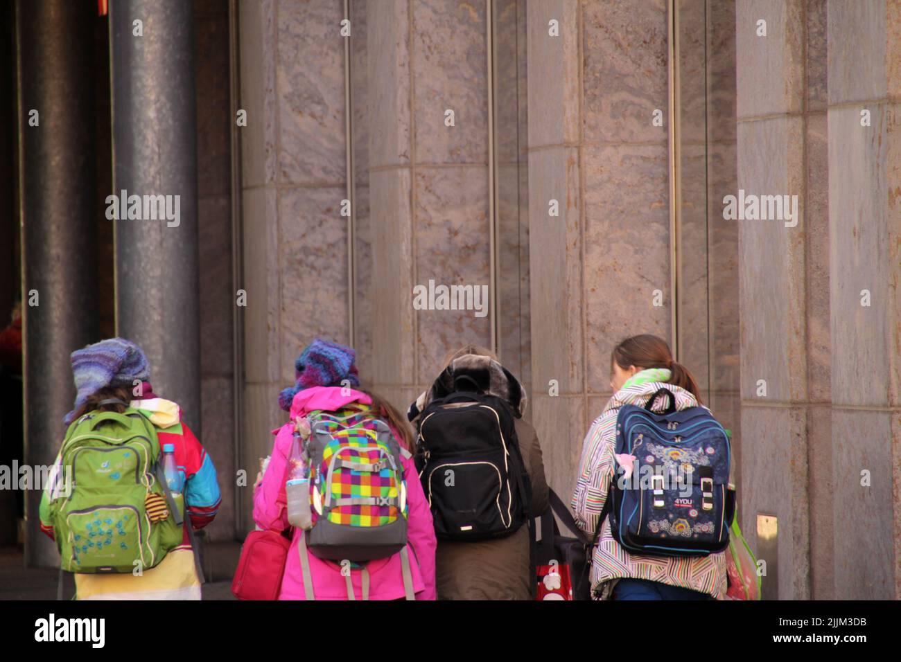 Un bel colpo di un gruppo di bambini con borse di scuola andare a scuola Foto Stock