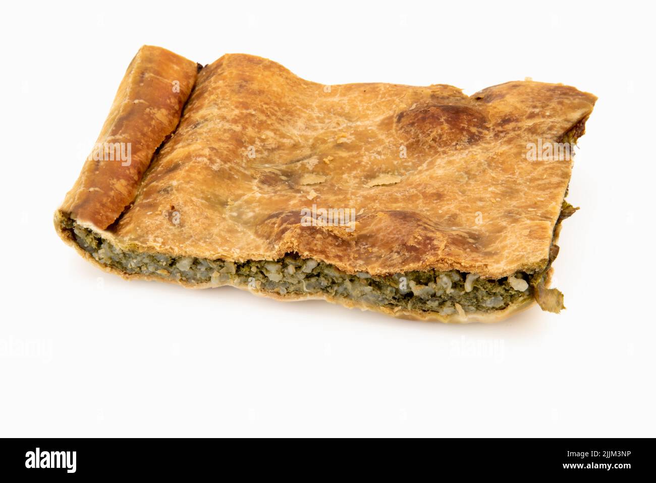 Fetta di torta ligure verde, dolce tipico italiano salato ligure ripieno di zucchine e riso, cipolle e porri. Isolato su bianco Foto Stock