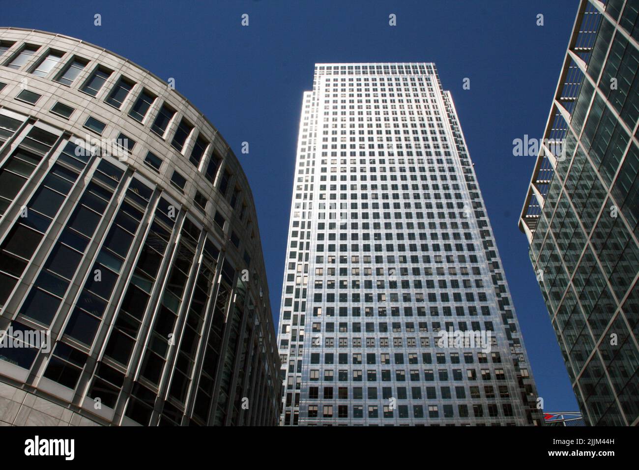 Un angolo basso di un grattacielo tra l'edificio nel quartiere finanziario di Canary Wharf, Londra, Regno Unito Foto Stock