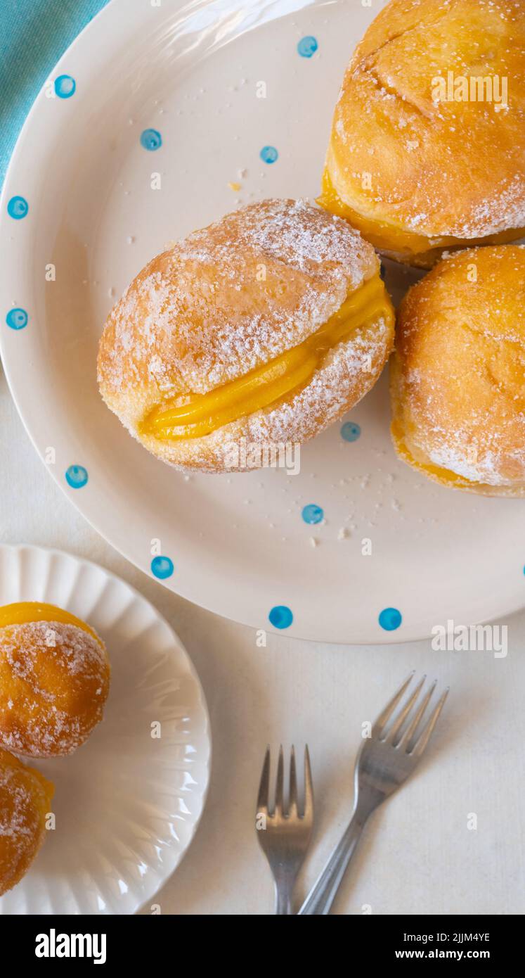 La palla di Berlino dolci su un piatto sul tavolo Foto Stock