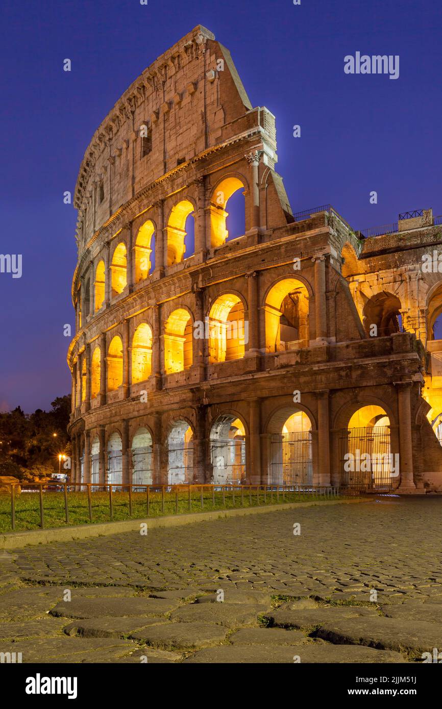 Ciottoli portano al Colosseo, Roma, lazio, Italy Foto Stock