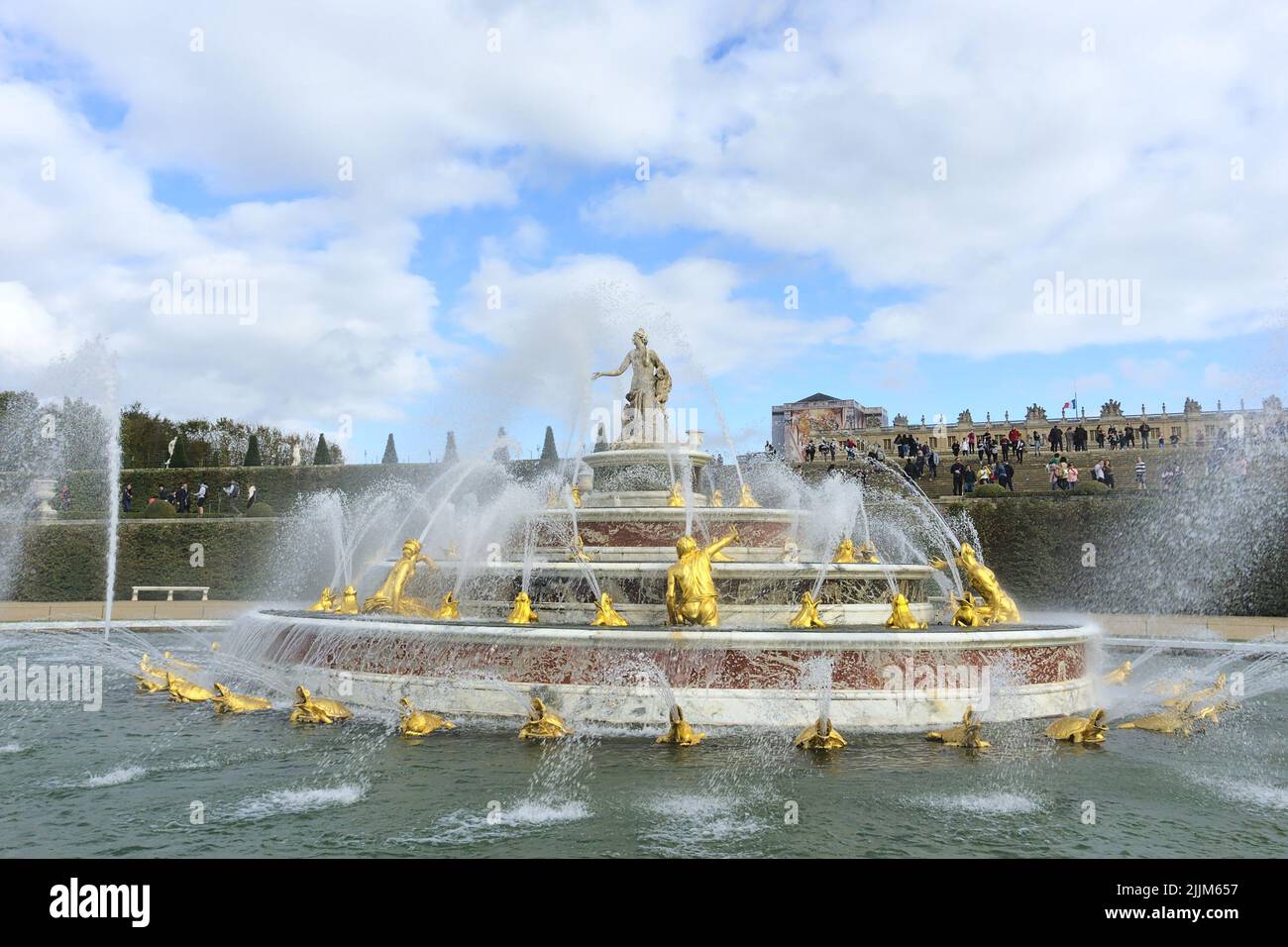 La Fontana di Latona nella reggia di Versailles in una giornata nuvolosa a Parigi, Francia Foto Stock