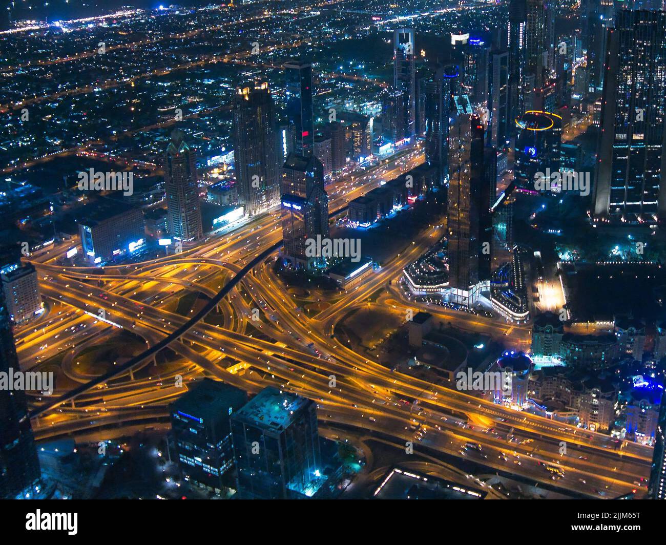 I moderni edifici di Dubai da Burj Khalifa negli Emirati Arabi Uniti di notte Foto Stock