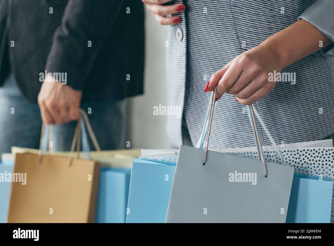 shopping stagione vendita uomo donna borse mani multiple Foto Stock shopping stagione vendita uomo donna borse mani multiple Foto Stock