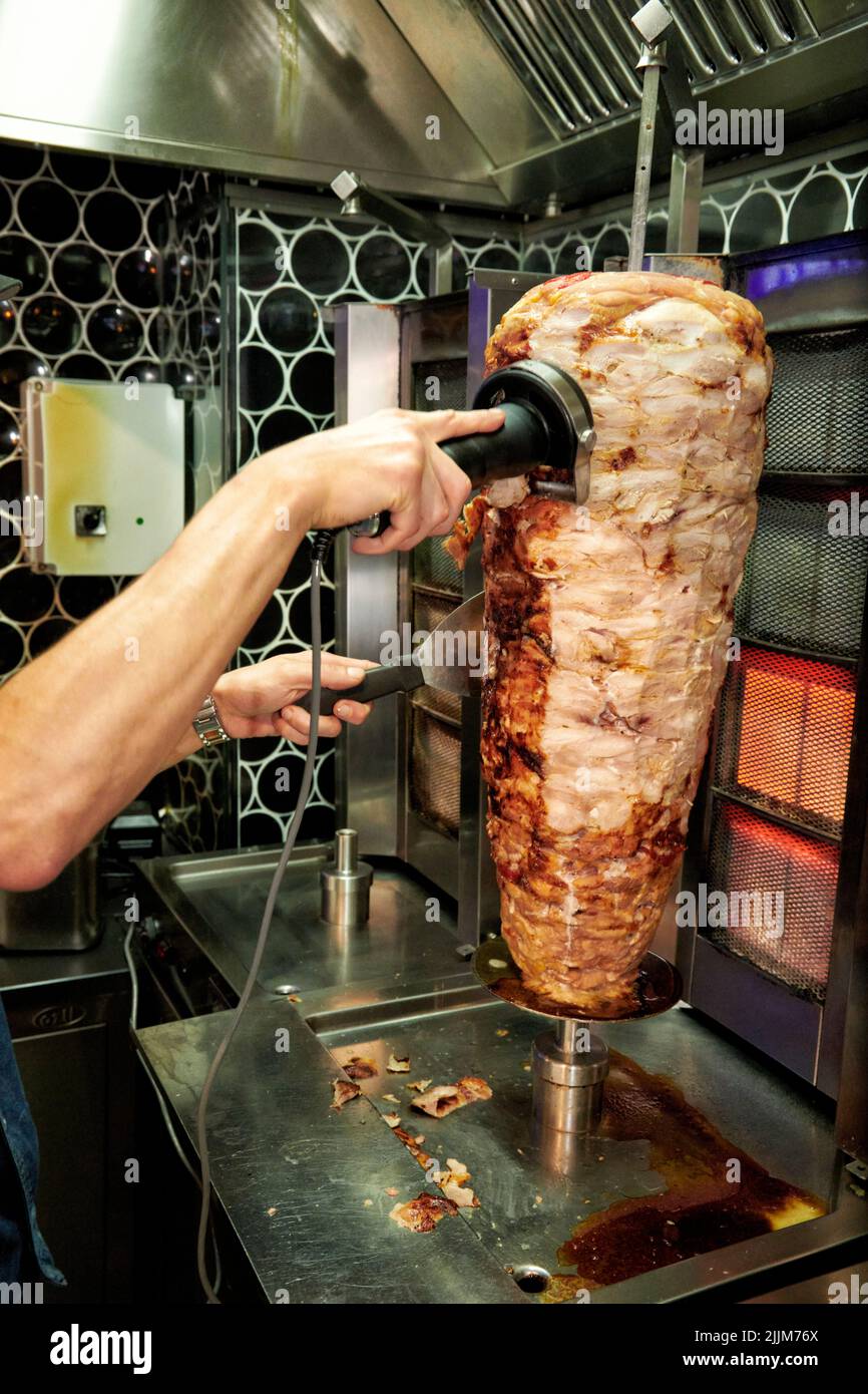 Der Döner, die Brottasche gefuellt mit Salat, Sauce, Feta und Fleisch, wird teurer. Foto Stock